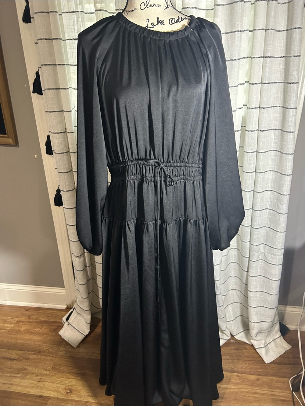 Wonderly Black Long-Sleeve Drawstring Waist Midi Dress - Picture 3 of 5